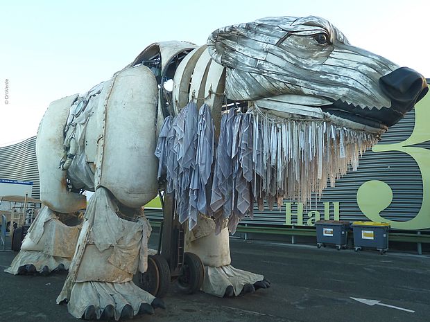 Eine Eisbären-Skulptur als Erinnerung an die Dringlichkeit, aktiv gegen den Klimawandel vorzugehen. 