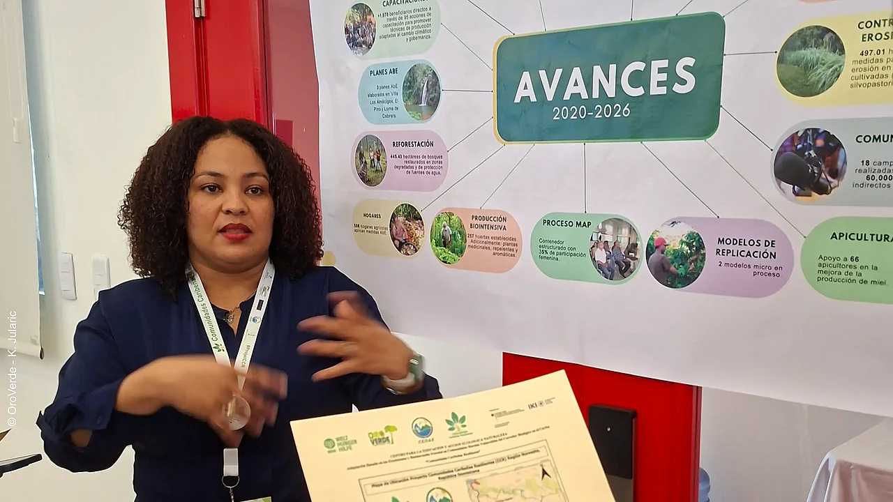 Yulissa Álvarez von der Partnerorganisation Centro Naturaleza (CEDAE)präsentiert Fortschritte des KlimaWald-Projekts.