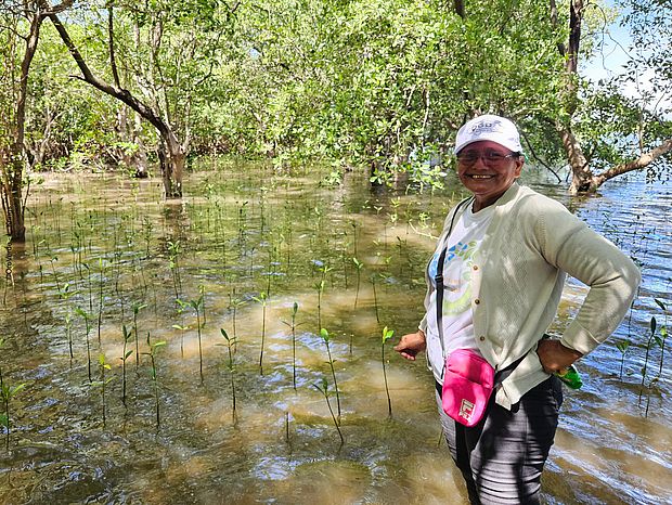 Frau im Mangrovenwald in Honduras