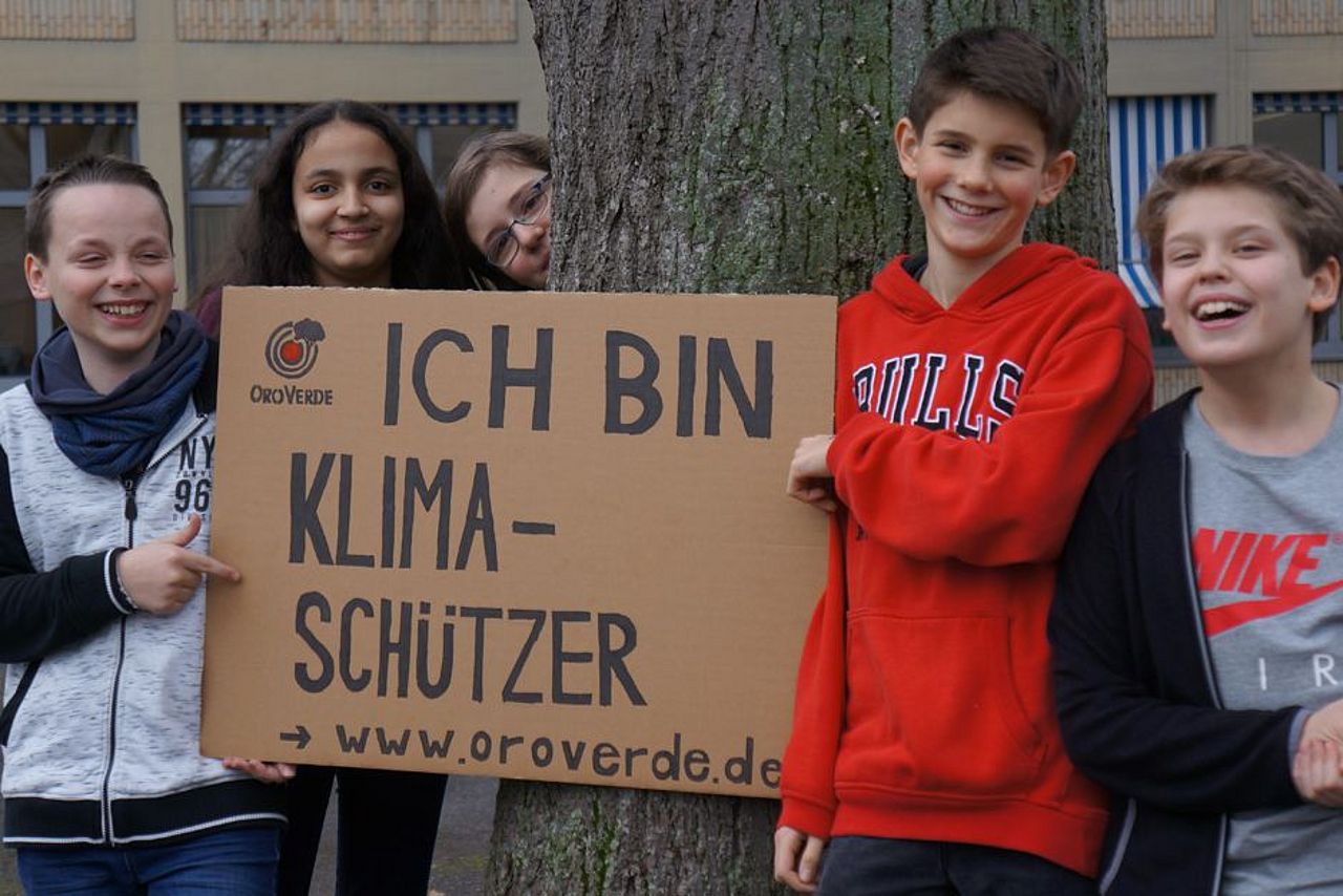 Andere Schüler malen Plakate, um ihre Umwelt auf den Klimaschutz zu erinnern