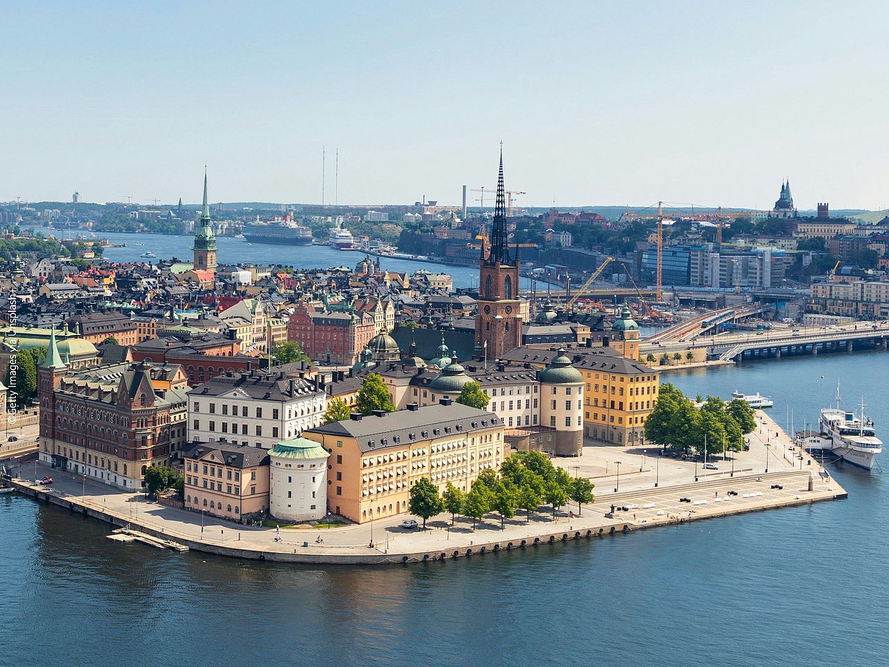 Luftaufnahme von Stockholm. Im Vordergrund ist der Stadtteil Gamla Stan, die historische Altstadt, auf der Insel Stadsholmen zu sehen. 