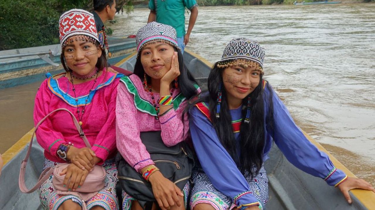 Drei junge Frauen aus Peru sitzen in einem Boot nach Sarayaku
