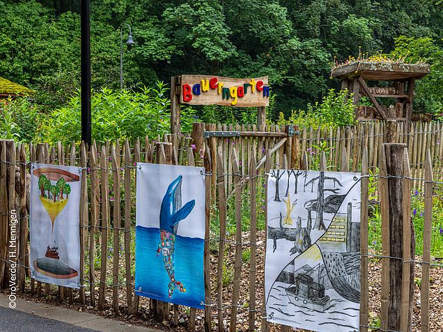 Die Werke der Schüler*innen hängen jetzt beim Haus der Natur am Bauerngarten in Bonn ©OroVerde/ H.Mennigen