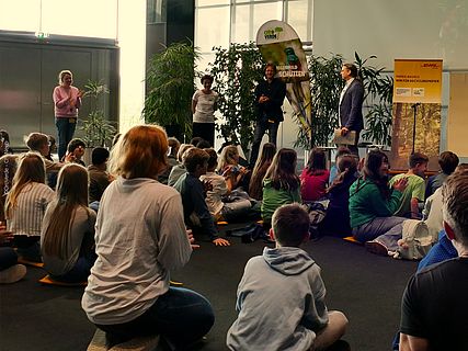 Kinder posieren mit ihren Plakaten