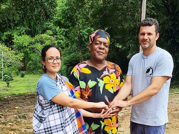 Unsere Partner*innen mit dem Granmaster der Kwinti ©Wildlife & People Suriname
