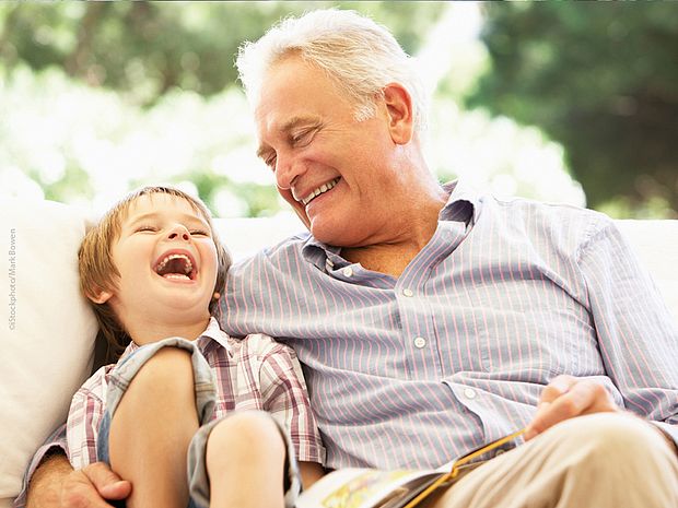 Opa und Enkel auf dem Sofa ©iStockphoto/Mark Bowen