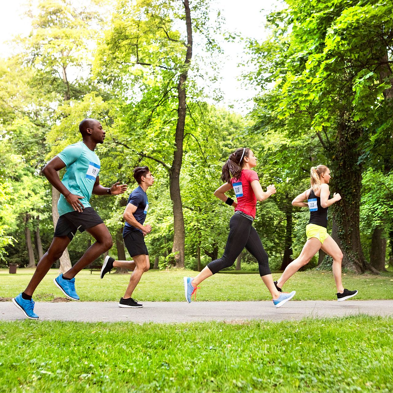 Jogger*innen im Park ©Getty Images via unsplash+ Menschen im Sportoutfit laufen durch einen Park