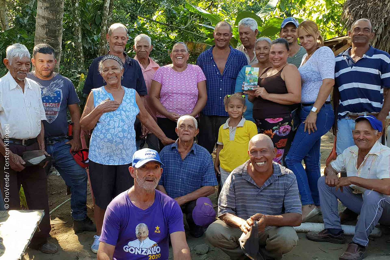 Um den Kleinbauern die Möglichkeiten der Vermarktung von Kakao und Kaffee aufzuzeigen, fuhr Klimpel direkt in die Gemeinden und stellte den Kleinbauern die Regenwald-Schokolade von OroVerde vor, die mit Kakao aus Guatemala gefertigt wurde.  ©OroVerde