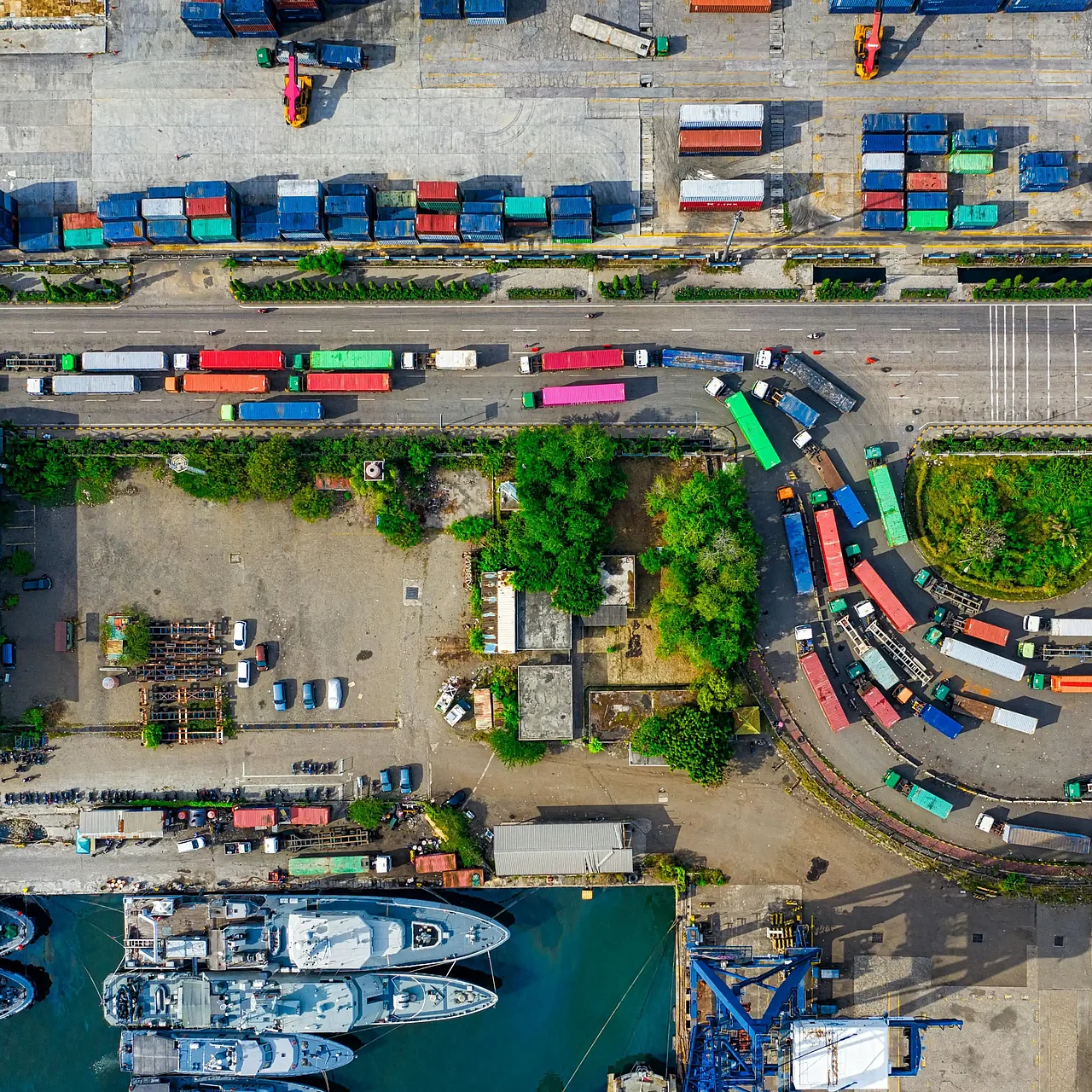 Ein Hafen aus der Vogelperspektive 