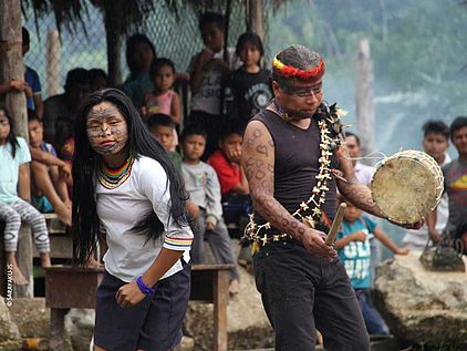 Indigene Menschen tanzen im Regenwald © Sarayaku-JS
