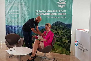 Anique Hillbrand bei den Vorbereitungen zu einem Interview ©OroVerde