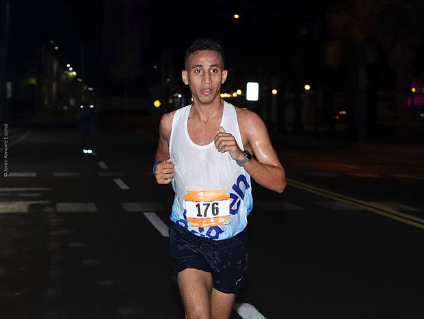 Halbmarathon © Javier Almonte Espinal Javier Almonte Espinal läuft Halbmarathon in der Dunkelheit