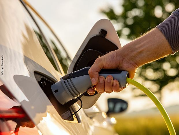 Ein Elektroauto wird aufgeladen ©iStock – SimonSkafar