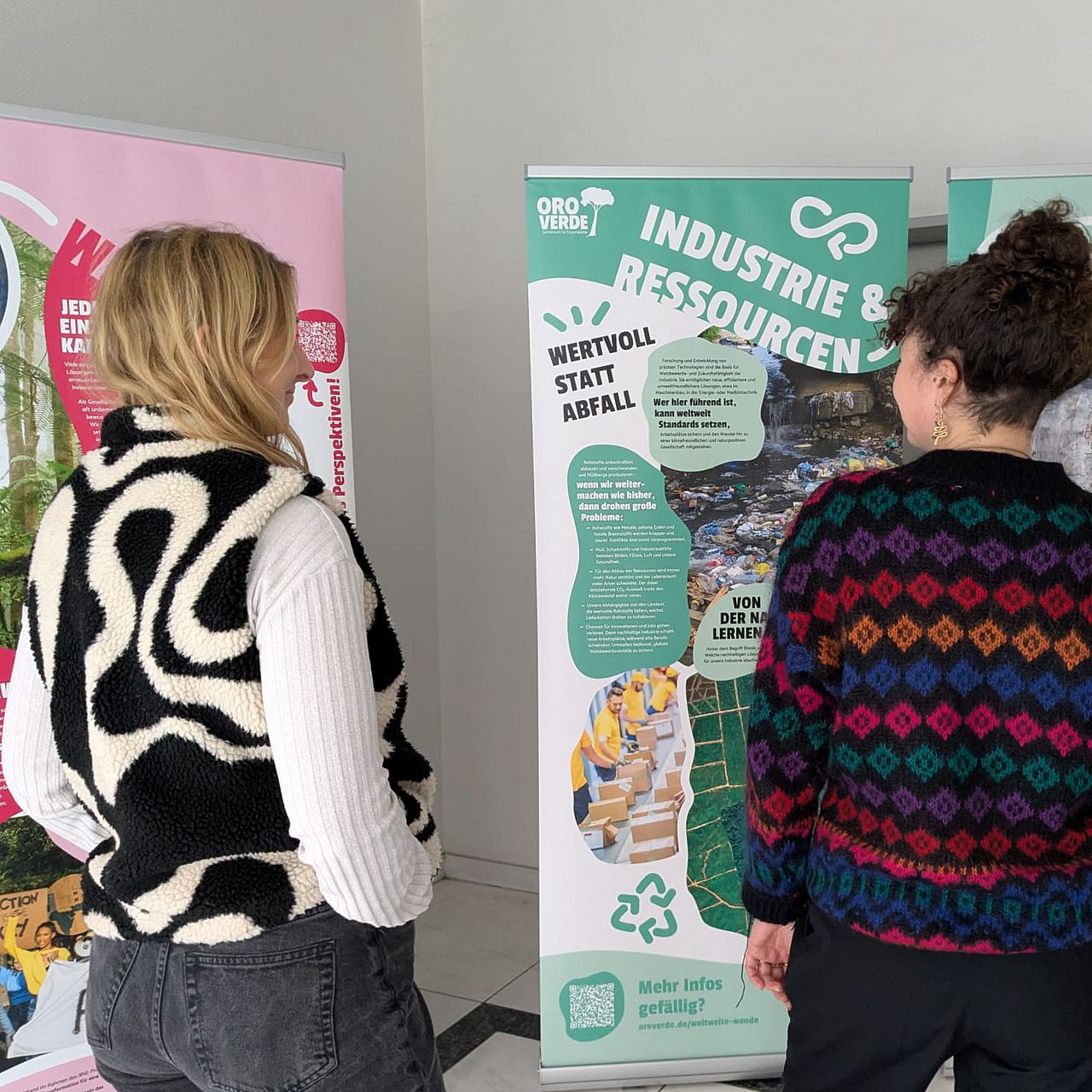 Zwei junge Frauen vor der neuen OroVerde-Wanderausstellung