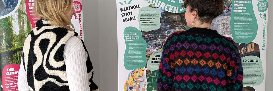 Zwei junge Frauen vor der neuen OroVerde-Wanderausstellung