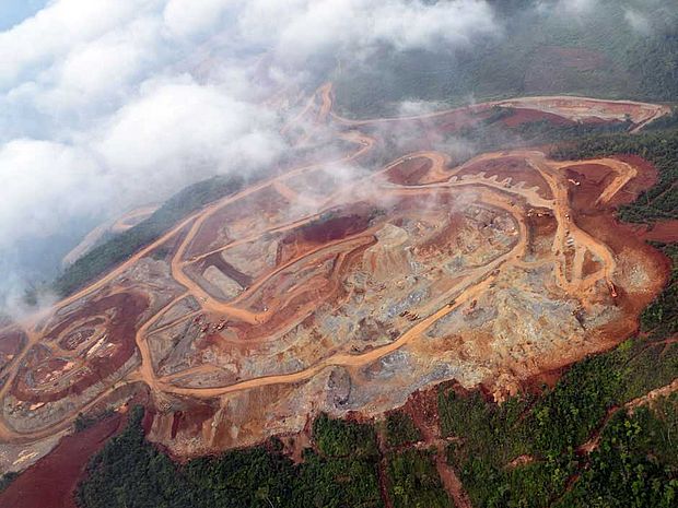für den Abbau von Bodenschätzen wird wals gerodet wie hier: Luftaufnahme einer Kupfermine in Guatemala ©OroVerde