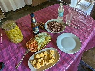 Ein einfaches gemeinsames Essen in einer kubanischen Gemeinde. Trotz Lebensmittelknappheit und Versorgungskrise teilen viele Familien das Wenige, das ihnen zur Verfügung steht. © OroVerde - K. Osen