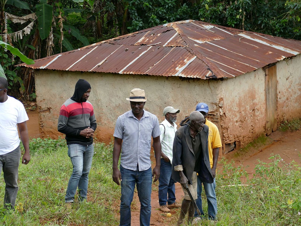 Das Team von Concert-Action gemeinsam mit Monsieur Jarcaunave St. Fleur (hinten Mitte, 3. von rechts) und seinen Kollegen der KODEV-Initiative in Vallière, Haiti.