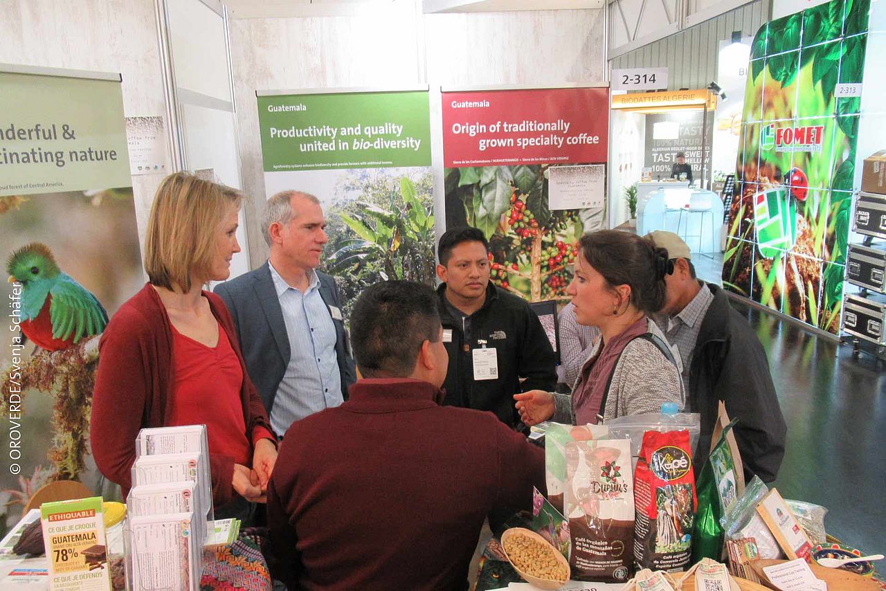 Auf der Biofach-Messe in Nürnberg präsentierte das Comité de Cacao de la Sierra de las Minas Guatemala-Schokolade und -Kaffee als Beispiele für Qualität und Marktchancen. © Oroverde/ Svenja Schäfer