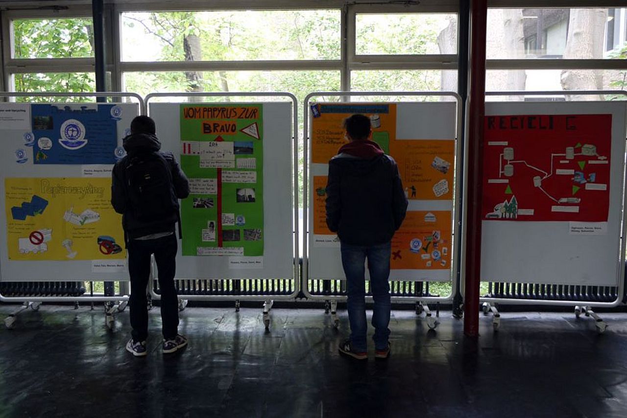 Hier gestalten Schüler eine eigene Ausstellung zum Thema Papierrecycling.