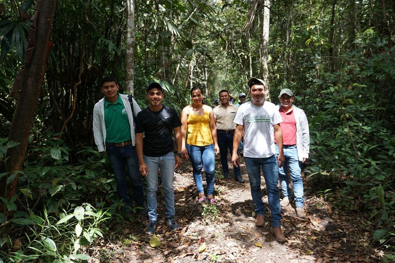 Gruppe Jugendlicher läuft durch den Regenwald ©FDN – G. Espina