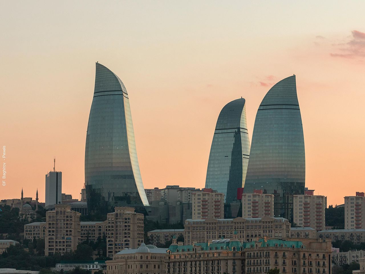 Skyline von Baku bei Sonnenuntergang.