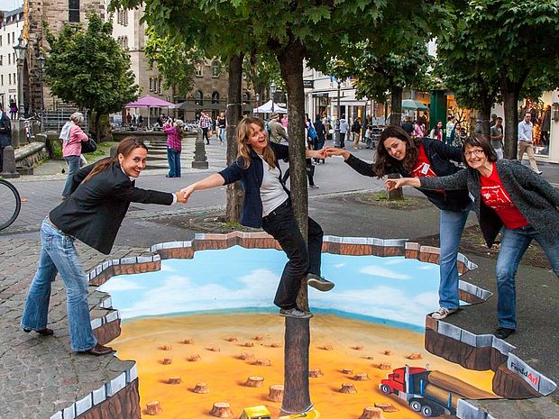 Mitarbeiterinnen von OroVerde präsentieren die Kampagne „Werde Baumretter“ in der Bonner Fußgängerzone