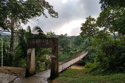 Die Brücke über den Bobonaza vor der Überschwemmung ©OroVerde/ Annelie Fincke