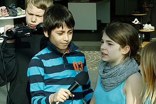 Schüler drehen Filmclips in der Innenstadt