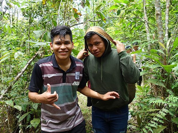 Zwei Jugendliche im Regenwald ©OroVerde – A. Fincke