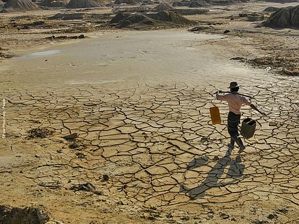Eine Person läuft über trockenen Boden.