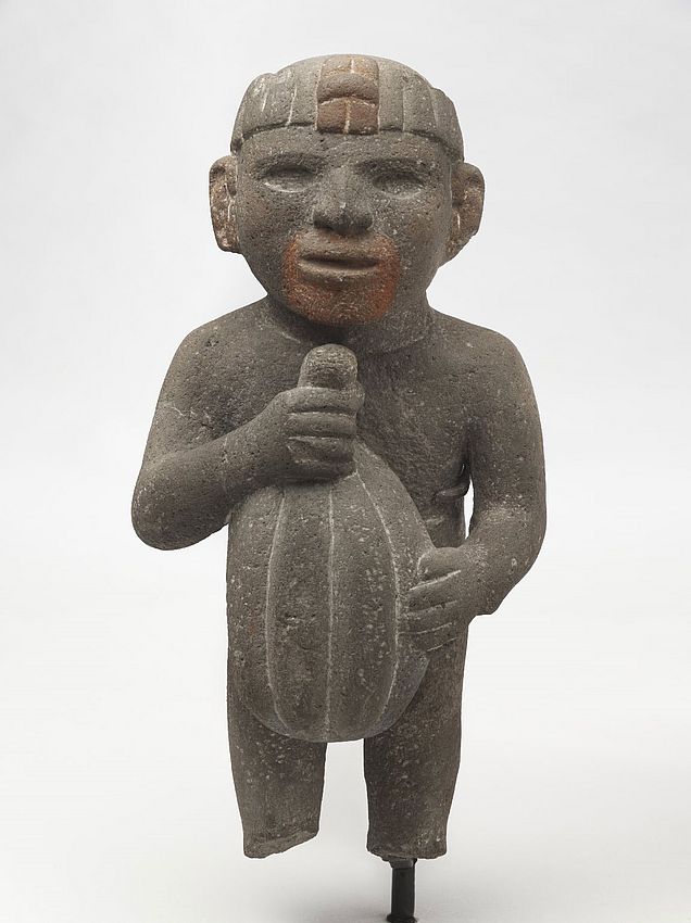 Aztekische Statue: Mann mit Kakaofrucht. Quelle: Wikimedia