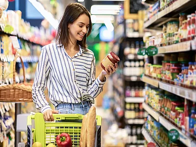 Durch gezieltes Einkaufen lässt sich Lebensmittelverschwendung vermeiden © iStock prostock studio Durch gezieltes Einkaufen lässt sich Lebensmittelverschwendung vermeiden