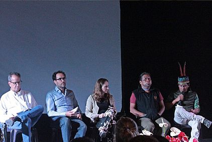 Podiumsdiskussion der Kichwa von Sarayaku mit internationalen Gästen. ©Sarayaku