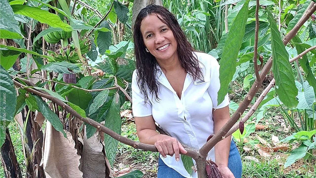 Wendy Jáquez zeigt den Kakao auf ihrer klimaresilienten Finca „Piso Verde“.