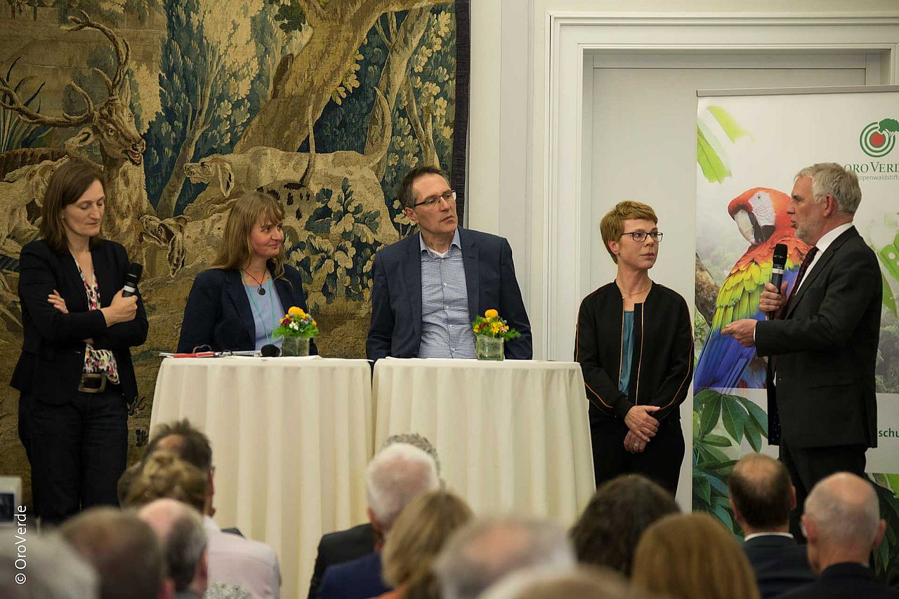 Christiane Overkamp, Geschäftsführerin Stiftung Umwelt und Entwicklung Nordrhein-Westfalen, moderierte eine sehr interessante Gesprächsrunde über zivilgesellschaftliche Veränderungen. ©Oroverde