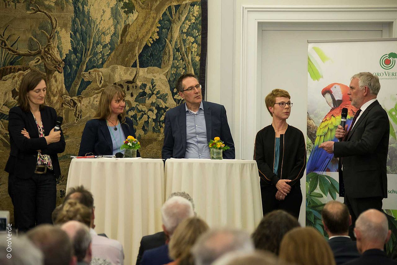 Christiane Overkamp, Geschäftsführerin Stiftung Umwelt und Entwicklung Nordrhein-Westfalen, moderierte eine sehr interessante Gesprächsrunde über zivilgesellschaftliche Veränderungen. ©Oroverde Christiane Overkamp, Geschäftsführerin Stiftung Umwelt und Entwicklung Nordrhein-Westfalen, moderierte eine sehr interessante Gesprächsrunde über zivilgesellschaftliche Veränderungen. ©Oroverde