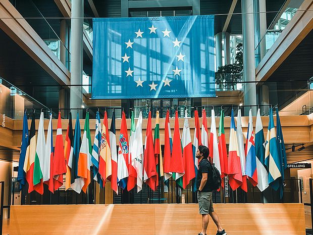 Flaggen im Parlament. ©Pexels