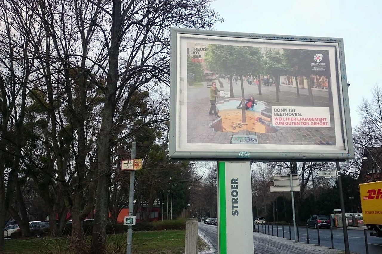 Citylights in Bonn mit Werbung für den Regenwaldschutz. ©OroVerde