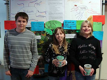 Zeigt den Leuten, wie wichtig der Regenwaldschutz ist © Wichern-Schule Hamburg-C. Behrens Regenwald Aktions-Wettbewerb: Infostand © Wichern-Schule Hamburg-C. Behrens