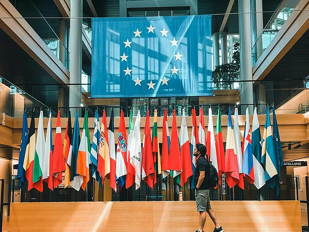 Flaggen im Parlament. ©Pexels