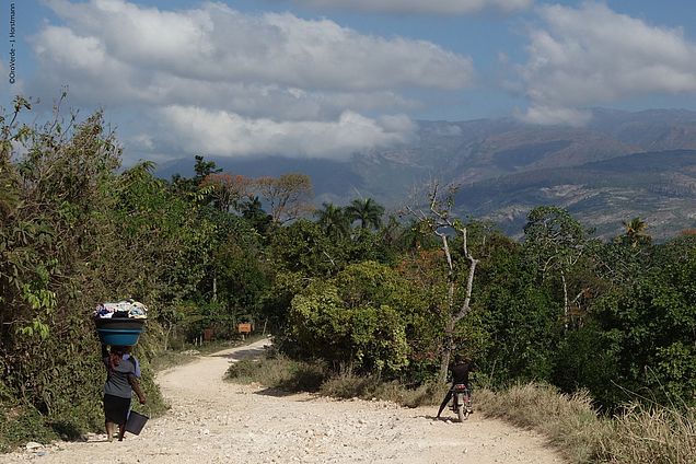Haitianerin auf dem Weg zum Waschen an der Quelle, Region Grand Gosier, Projektregion Welthungerhilfe Thiotte im Südosten Haitis.