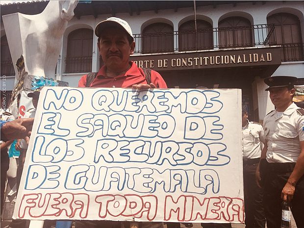 Demonstrant mit einem Plakat vor dem Verfassungsgericht in Guatemala-Stadt, Mai 2018. Er protestiert gegen die Escobal-Mine in San Rafael Las Flores.