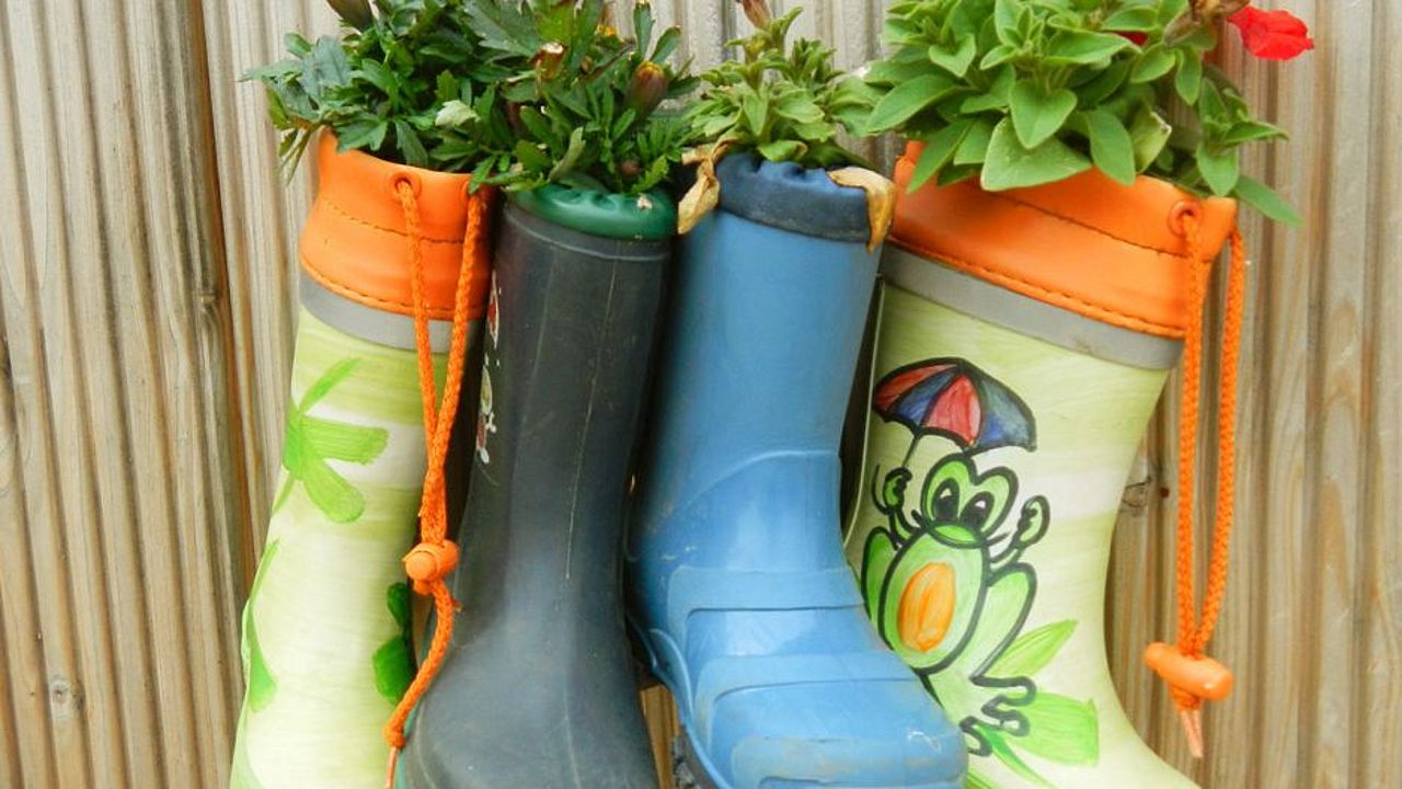 Gummistiefel als Blumentöpfe im Kindergarten ©OroVerde