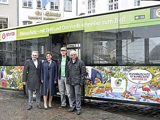 Regenwaldbus ©Noemi Lau Von rechts: Oberbürgermeister Ashok Sridharan, Comic-Zeichner Özi, Dr. Volkhard Wille von OroVerde und Anja Wenmakers, Geschäftsführerin SWB Bus und Bahn.