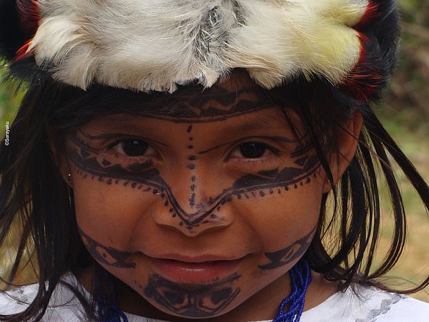 Ein Mädchen mit traditioneller Gesichtsbemalung ins Sarayaku ©Sarayaku