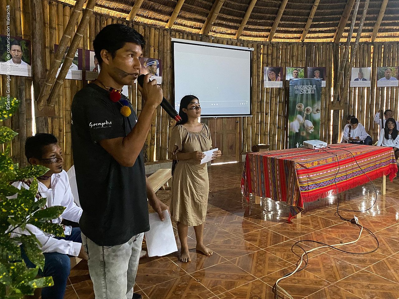 Jugendliche bei der Ankündigung ihres neuen Dokumentarfilms „Kasnami kawsani“. ©Samai Gualinga/ equipo de comunicación Waktachik