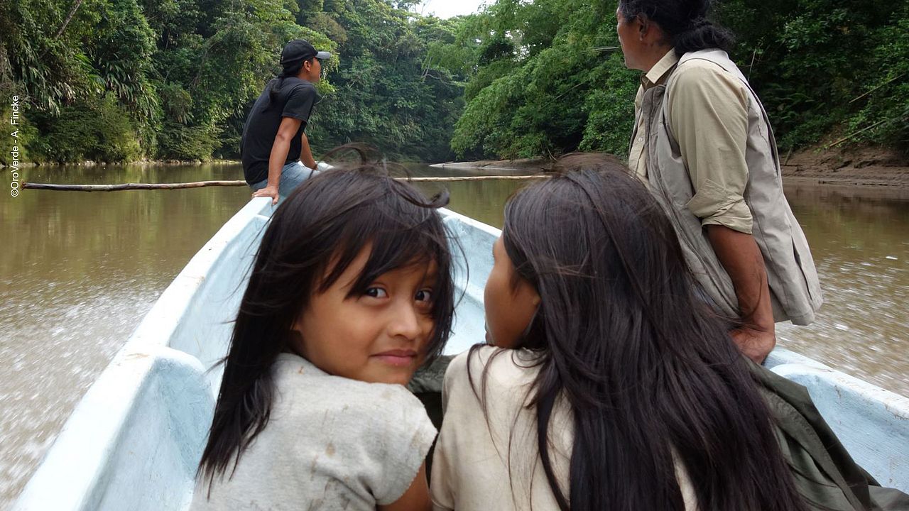 Zwei Mädchen fahren in einem Boot ©OroVerde - A. Fincke