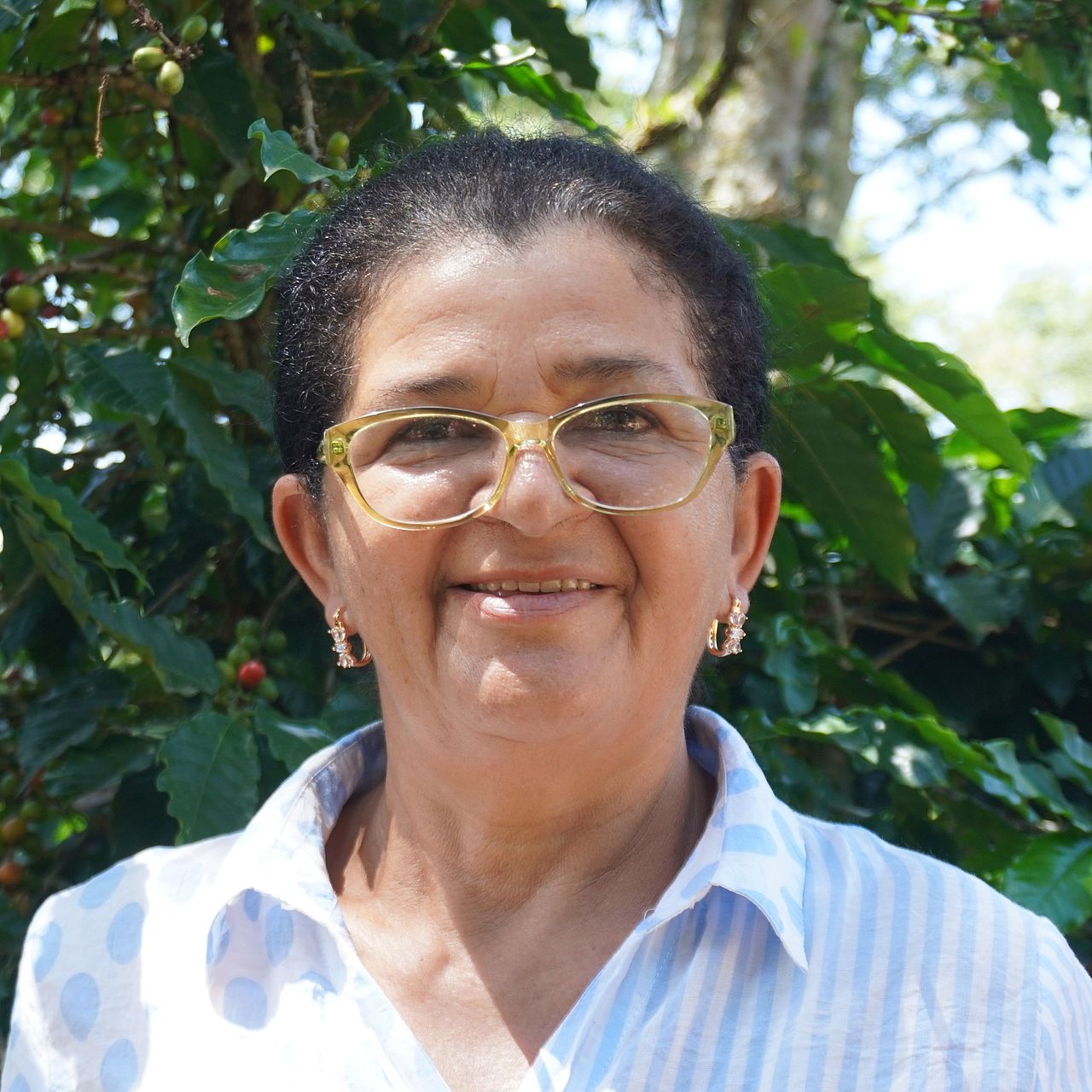 Eine Frau blickt in die Kamera.