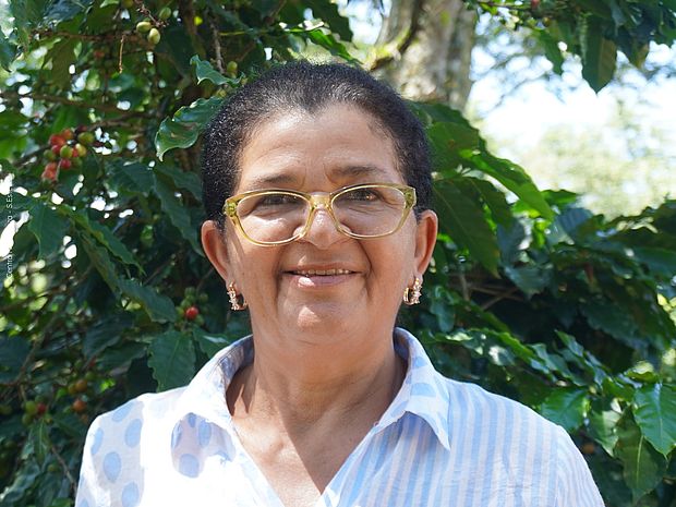 Eine Frau blickt in die Kamera.